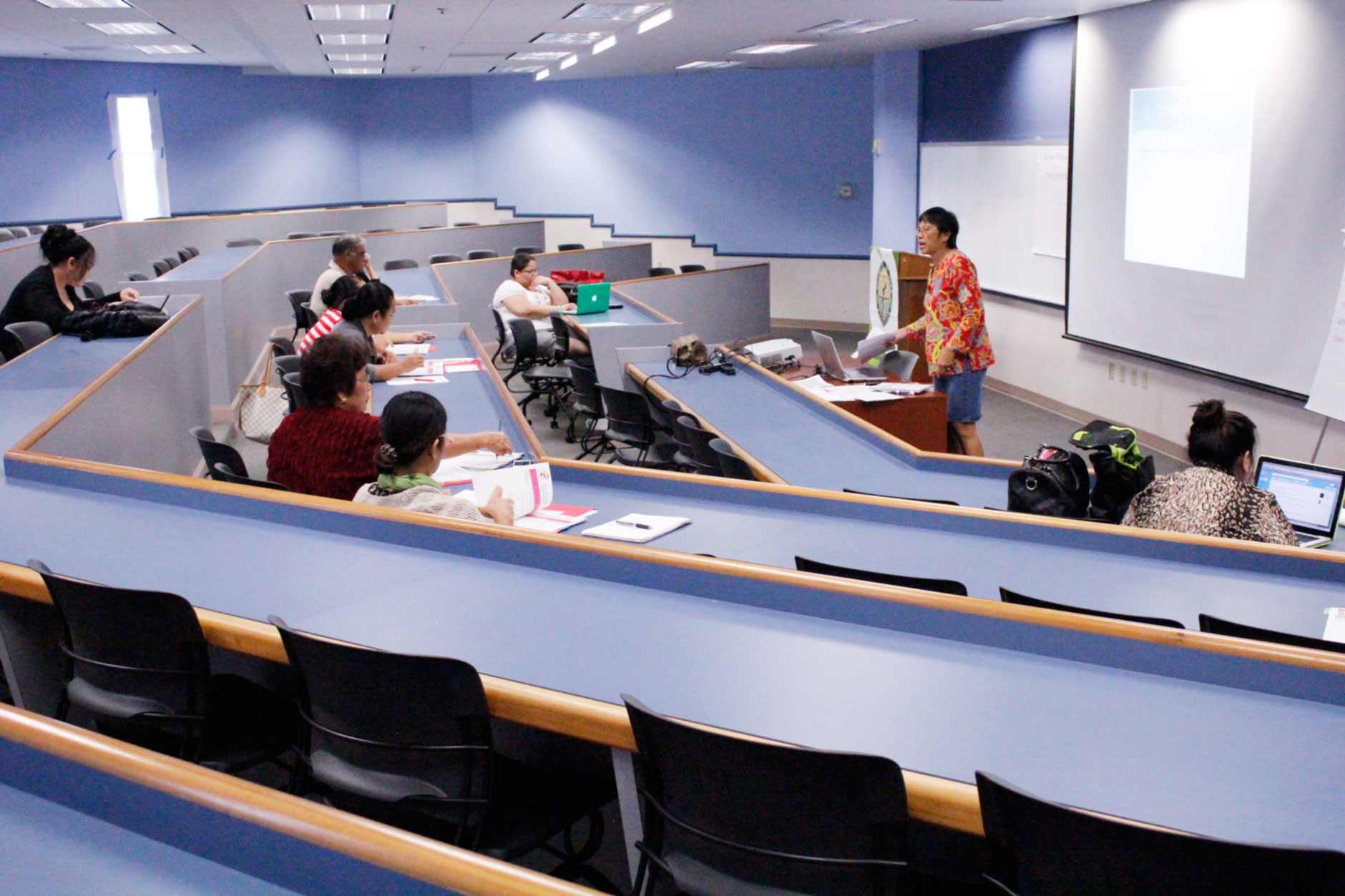 Photo of lecture hall with participants an facilitator